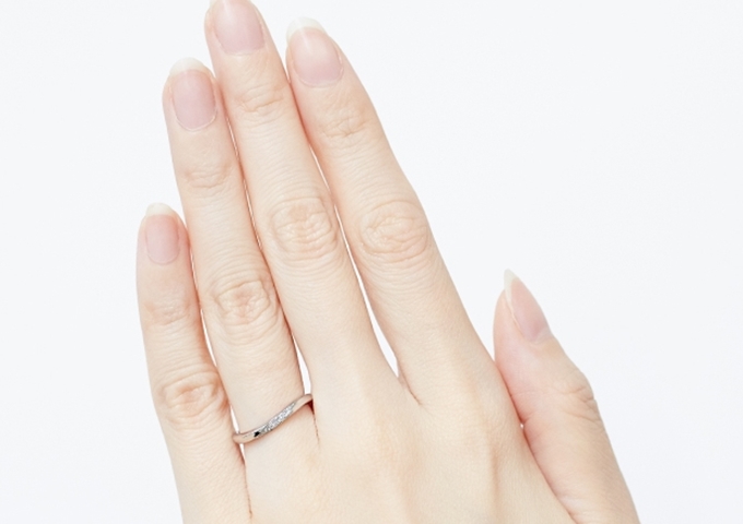 結婚指輪をしている女性